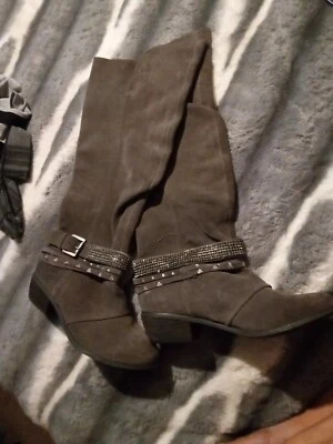 BOTAS TRAVIESAS MONKEY ROBIN HASTA LA RODILLA GAMUZA CUERO GRIS 7,5 CUÑA TACÓN PEDRERÍA Foto 1 de 4