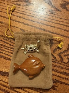 Vintage 1950's Carved Wood Fish Brooch & 80's  Metal Turtle Brooch + Pouch - Foto 1 di 3