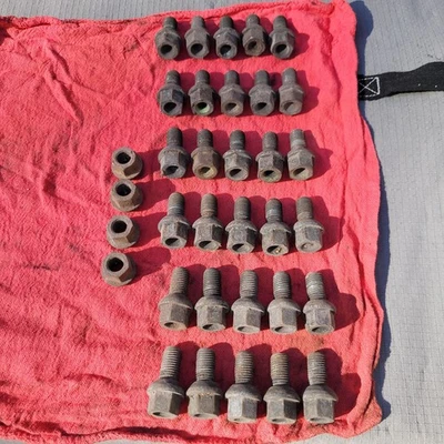 30 pernos de tuerca Mercedes-Benz, originales de colección, usados Foto 1 de 4