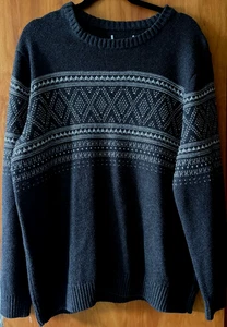 Suéter Gris Oscuro Cuello Redondo con Diseño Horizontal Blanco Para Hombre XL Kohl's Usado - Imagen 1 de 2