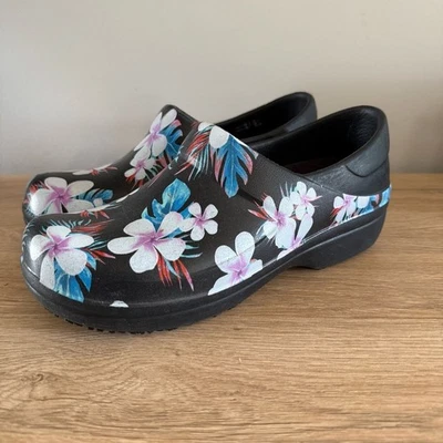 Zuecos Crocs Neria Pro II gráficos para mujer 7 negros florales tropicales antideslizantes Foto 1 de 4