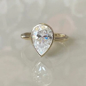 Conjunto de bisel de moissanita pera incolora enchapado en oro amarillo anillo de boda solitario - Imagen 1 de 7