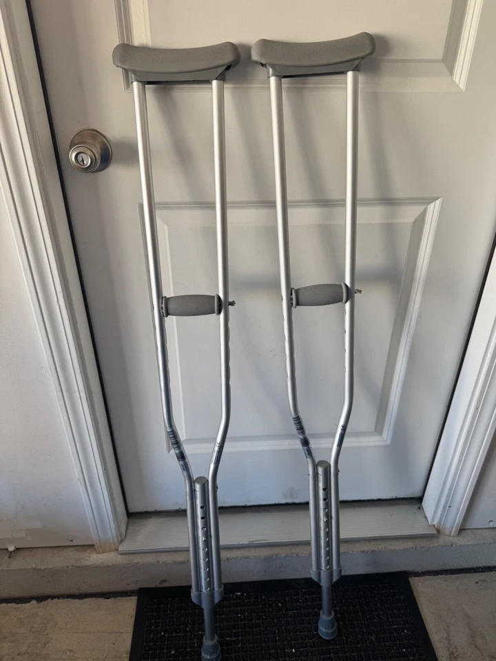Muletas de aluminio para axilas McKesson para adultos - 5,2 a 5,10 pies Usuario Foto 1 de 1