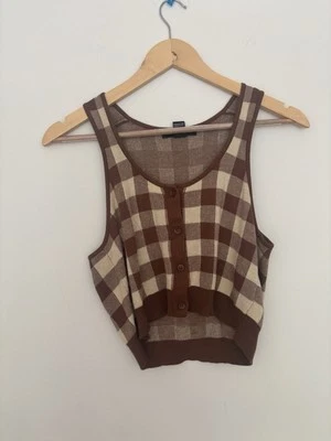 Colete suéter feminino pequeno cogumelo cropped marrom quadriculado - Imagem 1 de 4