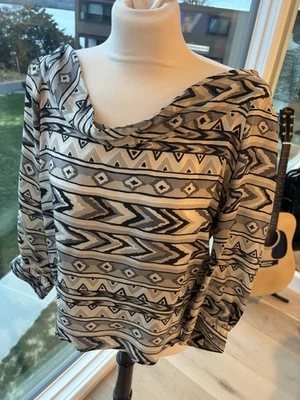 Blusa Love 21 100 % seda geométrica cuello barco, grande Foto 1 de 4