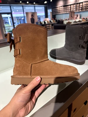 NUEVO CON ETIQUETAS UGG Australia Auténticas Mujeres Cortas Bailey Cuero Bow Boot 1174511 Foto 1 de 4