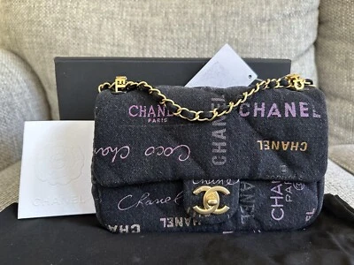 NOVO com etiqueta 22P CHANEL clássico preto estampado denim bolsa pequena aba com recibo - Imagem 1 de 4