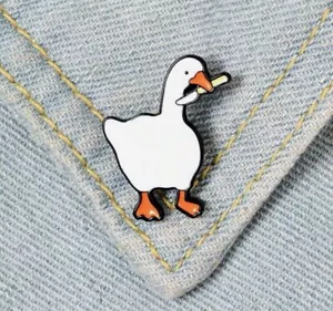 White Goose with Knife Untitled Goose Game Cute Enamel Pin Badge Meme Funny - Foto 1 di 6