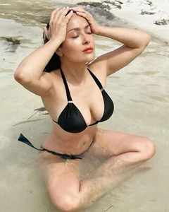 Salma Hayek in an 11" x 17" Glossy Photo Poster bikini insta - Picture 1 of 1