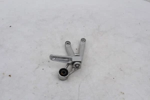 Soporte estribo pasajero derecho Yamaha YZF-R1 98-99 OEM - Imagen 1 de 8