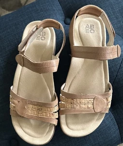 ABEO Brynn  Leather Sandals Size 9 M Women's Tans EXCELLENT  NO WEAR - Foto 1 di 6