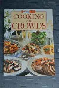 WOMENS WEEKLY~ Cooking for Crowds~ Original AWW Delicious Party-Family Recipes. - Foto 1 di 1