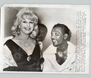 VINTAGE BOXING Sugar Ray Robinson w Actress Rita Giannuzzi 1960 Press Photo - Picture 1 of 2
