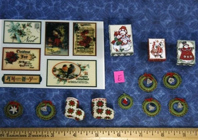 LOTE Valor Casa de Muñecas Miniatura NAVIDAD Decoración Caja de Regalo Medias Coronas 1:12 E Foto 1 de 4