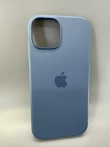 Funda de silicona Apple para iPhone 15 azul oscuro - algunos defectos menores - Imagen 1 de 14