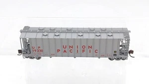 BLMA Models 16014 N Scale Union Pacific 3-Bay Dry-Flo Covered Hopper #19230 LN - Picture 1 of 2