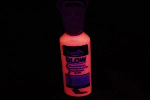 Pintura de tela de tulipán rosa que brilla en la oscuridad de 1,25 oz - Imagen 1 de 4