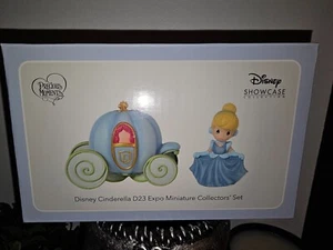 Disney D23 2024 Expo Momenti Preziosi Cenerentola 2 Mini Figurine Box Set FIRMATE! - Foto 1 di 7