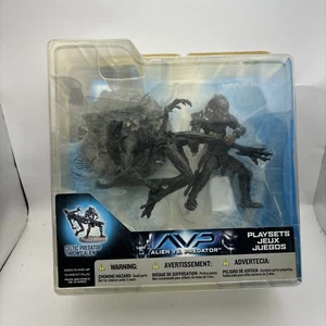 McFarlane Toys Alien Vs Predator Celtic Predator Throws Alien - Picture 1 of 9