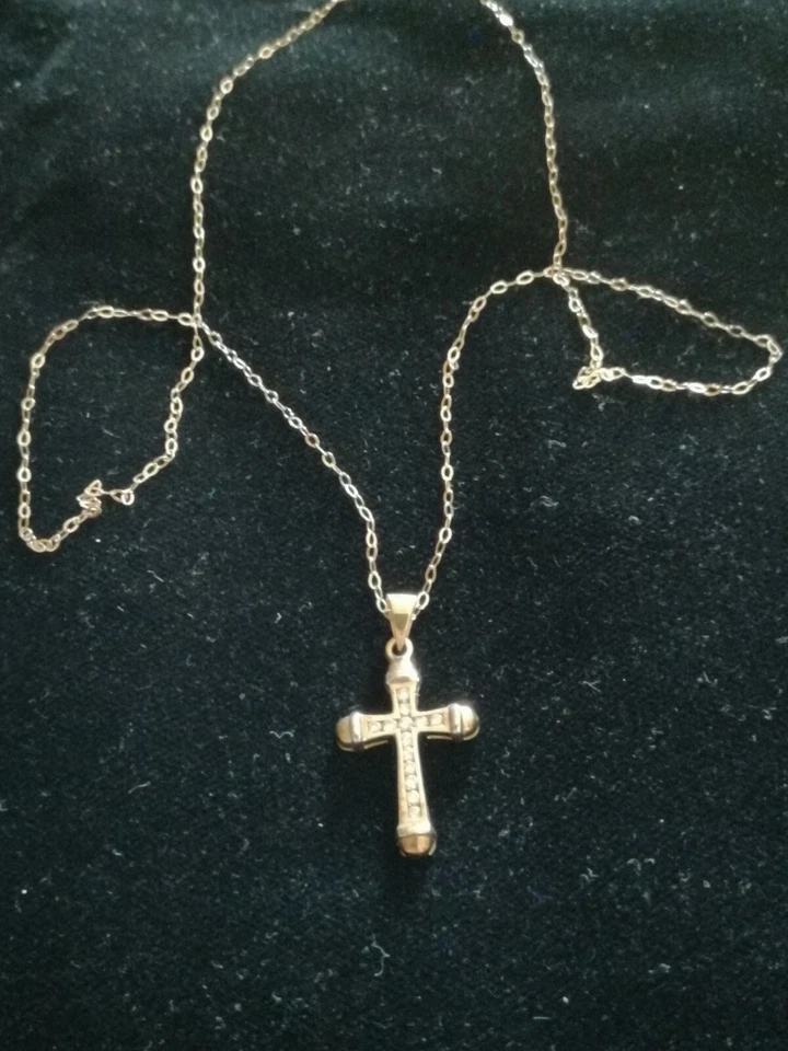 Catenina in oro 9 kt e pendente in oro giallo 9 kt a forma di croce con diamanti - Immagine 1 di 4