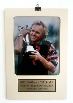 Fotografía Greg Norman y placa de latón campeón del Abierto Británico  Foto 1 de 3