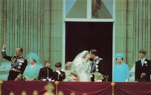 Chrome Postcard ~ Prince Charles & Diana Kissing on Their Wedding Day - Picture 1 of 2