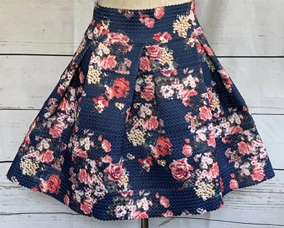 Falda plisada para mujer Xhilaration estampado floral color azul marino talla mediana Foto 1 de 4
