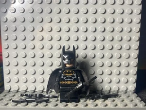 LEGO MINIFIGUR NICHT MEHR PRODUZIERT BATMAN SCHWARZER ANZUG VON 2006-2008 mit Zubehör - Bild 1 von 6