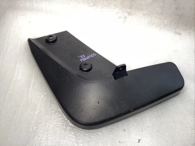 Protector guardabarros trasero derecho Nissan Frontier 2022-2025 OEM 93882-9BU0A Foto 1 de 4