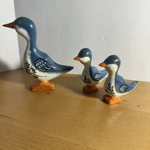 Handgeschnitzte handbemalte Weihnachten Holz Gänse Mama & Babys Stechpalme Beeren signiert - Bild 1 von 18