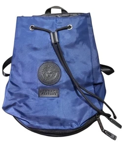 NUEVO Versace Perfumes Azul Negro Nylon Logo Medusa Mochila Auténtico Bolso Versace - Imagen 1 de 4