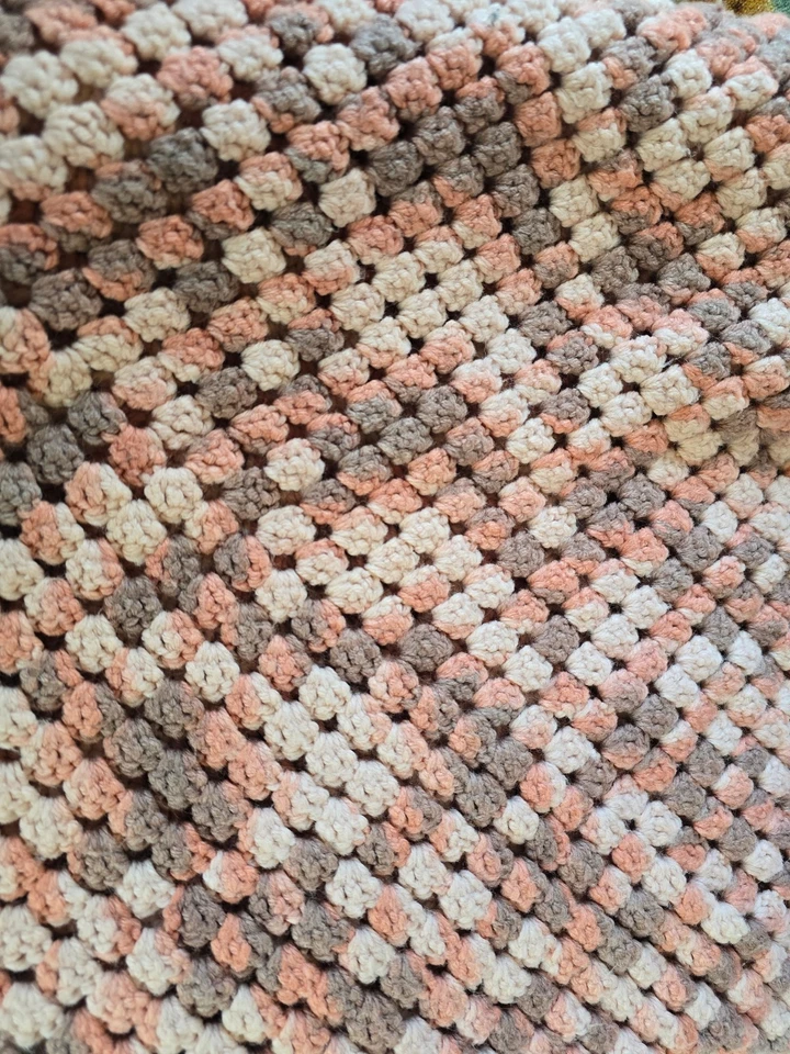 Manta Afghan Throw De Colección Abuela Hecha a Mano Crochet 76" x 74" Rosa Blanco Y Gris Foto 1 de 1