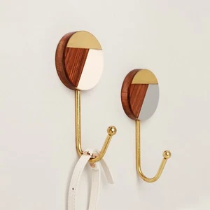 Appendiabiti da parete grandi accento legno, resina e ottone tricolore G Decor - Foto 1 di 11