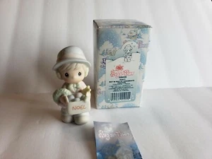 Enesco Precious Moments Sugar Town Polvoriento, Niño con Adornos Porcelana #529435 - Imagen 1 de 6