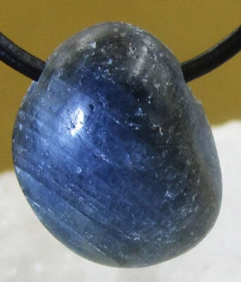 SAPHIR  Trommelstein  gebohrt   EDELSTEIN   ANHÄNGER  inkl. Lederband   Nr.54 - Bild 1 von 2