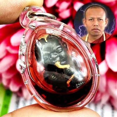 Guman Lokok Boy Charm Rich Red Oil Gambling Wealth Nen Be2554 amuleto tailandés #17647 Foto 1 de 4