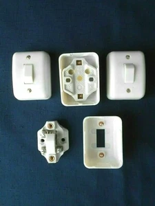 VINTAGE 4 ANCIENS INTERUPTEURS LEGRAND PORCELAINE ET PLASTIQUE JAMAIS UTILISES 3 - Bild 1 von 2
