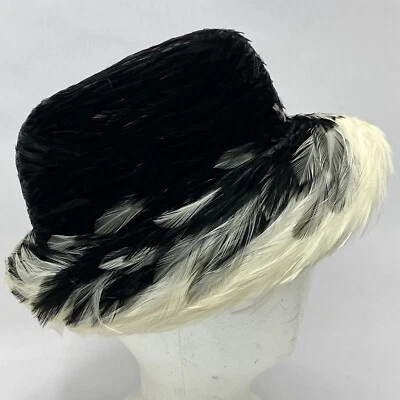 Винтажная Восточная Millinery of Yokahama ЧЕРНАЯ БЕЛАЯ ПЕРЬЕВАЯ ШЛЯПА Япония - Изображение 1 из 4