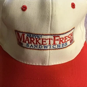 Arbys Restaurant Mütze Kappe bestickt Markt frisch Sandwiches rot weiß Marke KC - Bild 1 von 7