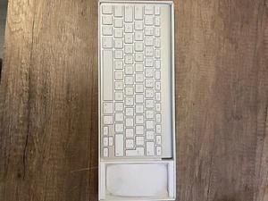 APPLE Tastatur und Maus Kit - A1296/A1314 - QWERTY - Bild 1 von 3