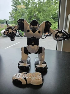 WowWee Large White Robosapien Humanoid Robot w/ Remote Control 14" WORKS! - Picture 1 of 3