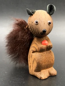 ARDILLA CRIPTOMERIA de colección con COLA DE PIEL Otagiri años 60 mediados de siglo moderna madera de 2" - Imagen 1 de 5