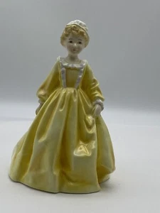Royal Worcester Bone China Yellow Grandmother's Dress Figurine F G Doughty 3081 - Picture 1 of 10