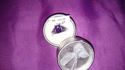 Ring :925 silberfarb-pl. lila funkelnder Stein Gr. ca.17 mit Ringständer - Bild 1 von 4