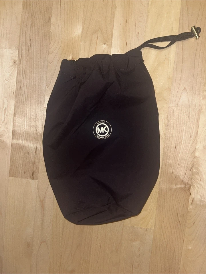 Bolso Michael Kors negro de nailon con cierre dorado y logotipo Foto 1 de 1