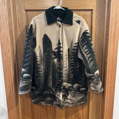 Abrigo polar reversible Denali escena forestal - pequeño - estampado verde/naturaleza con lobo Foto 1 de 4