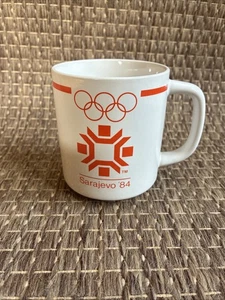 Tasse Olympische Winterspiele 1984 Sarajevo XIV Souvenir Wallace Berrie & Co. *sehr guter Zustand* - Bild 1 von 4