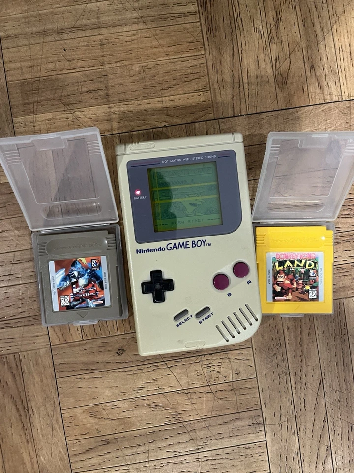 Pantalla original Game Boy DMG-01 tiene un ligero daño un par de líneas pero el audio funciona Foto 1 de 4