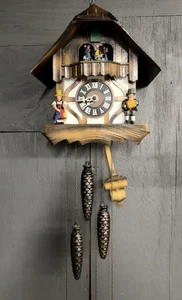 Vintage Schwarzwälder Deutsche Kuckucksuhr Chalet Tänzer Musik funktioniert super - Bild 1 von 13