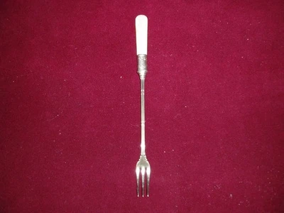 Horquilla de pepinillo 1888 con mango Perl antigua excelente estado   Foto 1 de 2